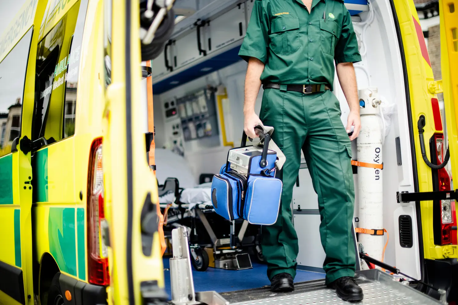 Sanitäter im Einsatz mit einem Krankenwagen